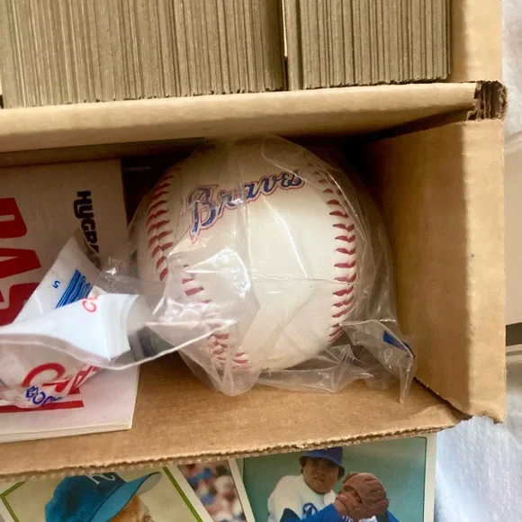 Topps, assorted Baseball Cards Box, O-Pee-Chee, and a Braves baseball - Picture 5 of 8
